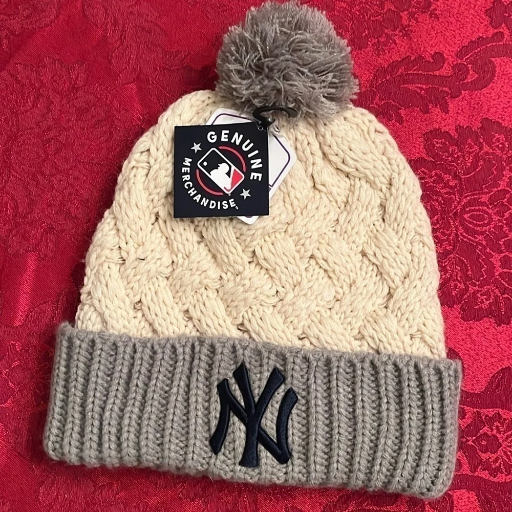 Brand New MLB New York Yankees Cream & Gray Knit Pom Hat w/ Embroidered Logo
